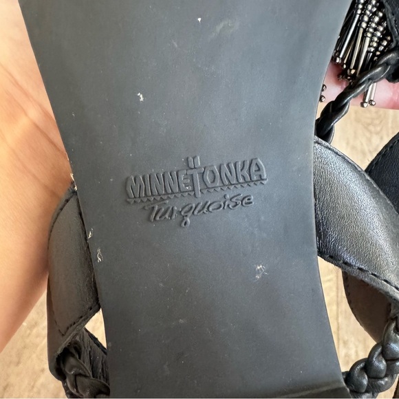 Minnetonka Moccasins Metallic Fringe Thong Leather Sandals - Picture 4 of 7